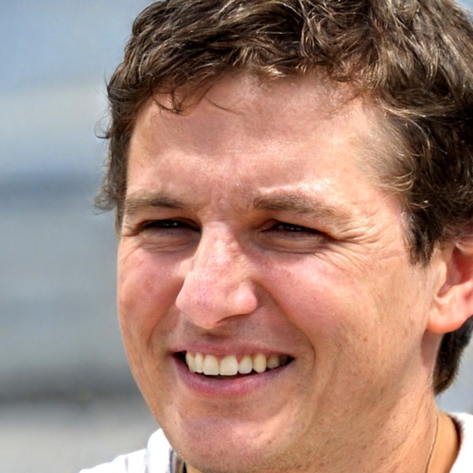 Consultor financiero analizando estrategias de presupuesto personalizado